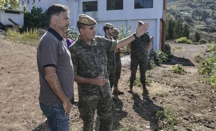 09/10/2017 FIRGAS. el Coronel Jefe del Regimiento de InfanterÍa del Ejército de Tierra, Marcelo de Carlos Huarte, y el consejero de Medio Ambiente, Miguel Ángel Rodríguez, presentaron la plantación que llevan a cabo el Ejército y el Cabildo en el Parque Rural de Doramas, en unos terrenos del Marquesado de Arucas. Se trata de una colaboración enmarcada en la restauración del ecosistema del monteverde que promueve el Proyecto LIFE+ Rabiche. FOTO: J. PÉREZ CURBELO