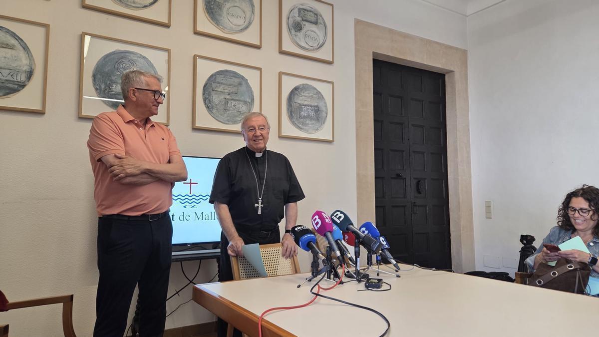 El obispo, junto al sacerdote Carlos Fuentes, tuvo un encuentro con la prensa