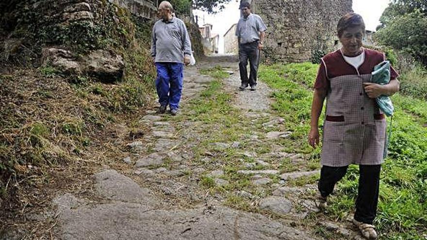 Vecinos de la aldea de Amance, en Agolada, que denunciaron falta de servicios hace años.