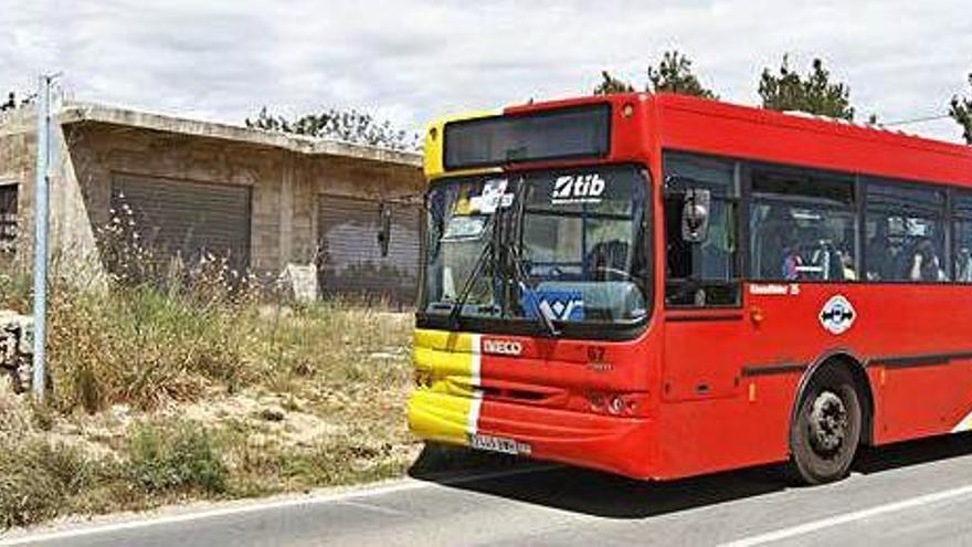 Un autobús escolar en una de las paradas de su recorrido.