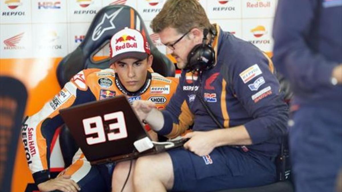 Marc Márquez analiza una vuelta de Aragón con su telemétrico Carlo Luzzi.