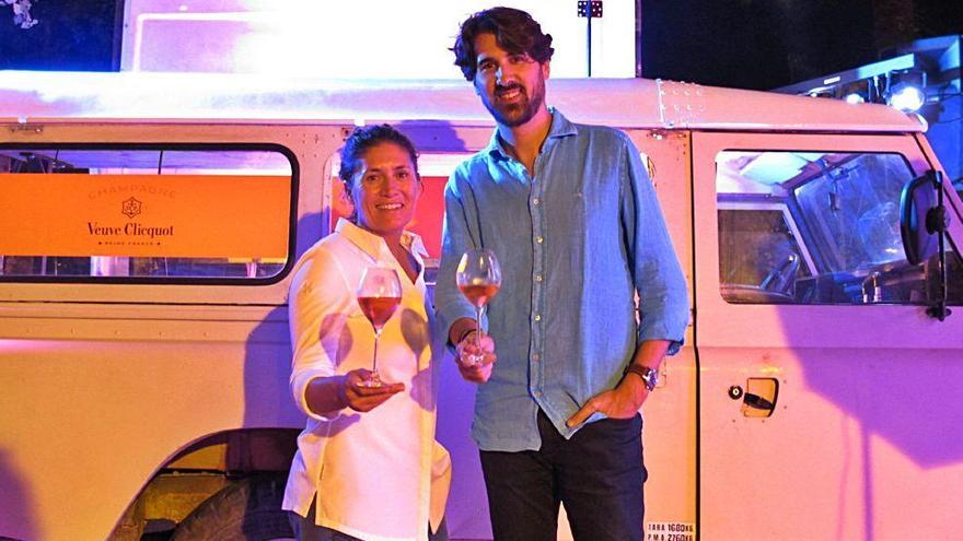 Maca de Castro junto a Alejandro Santos, de Veuve Clicquot.