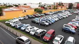 La comunidad educativa de los colegios de San Juan protesta por los retrasos en la construcción del aparcamiento modular