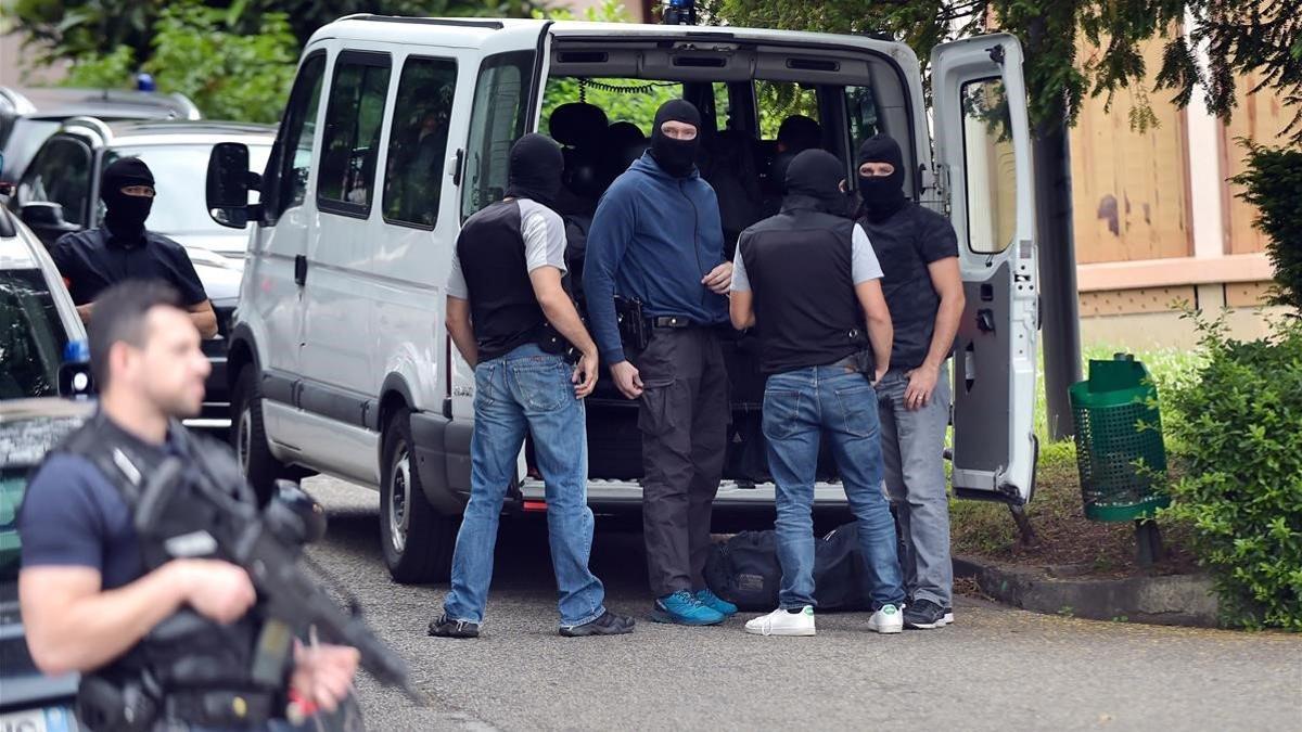 Policías franceses y forenses se preparan para buscar pruebas en la vivienda del sospechoso del atentado de Lyón.