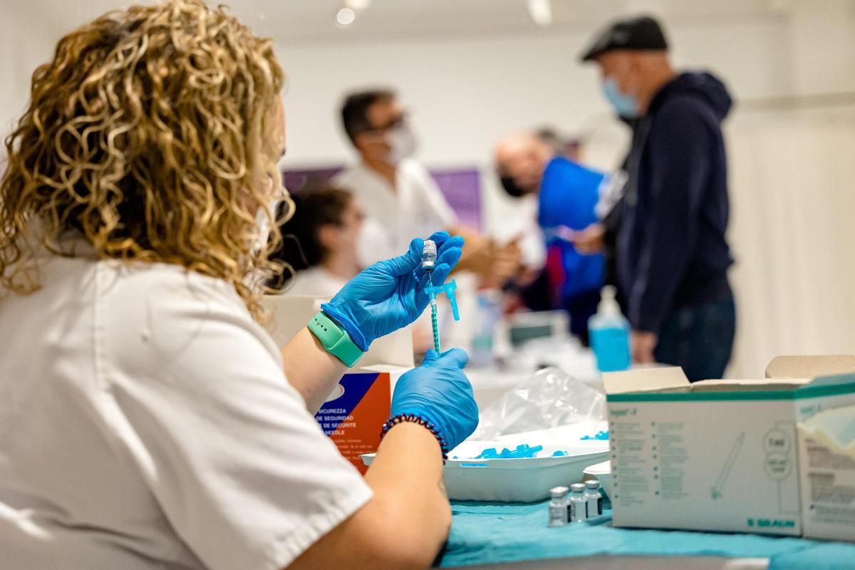 Vacunación contra gripe y covid en un centro de Benidorm el pasado diciembre