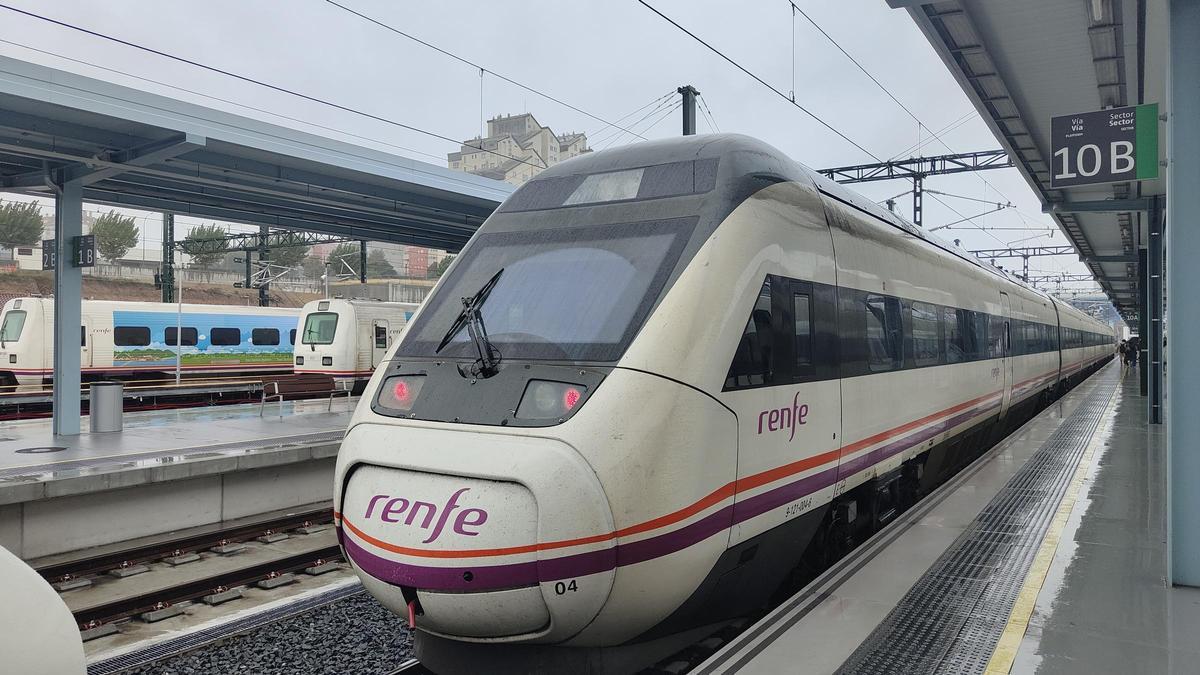 Trenes con destino Vigo y Ferrol en la estación de A Coruña.