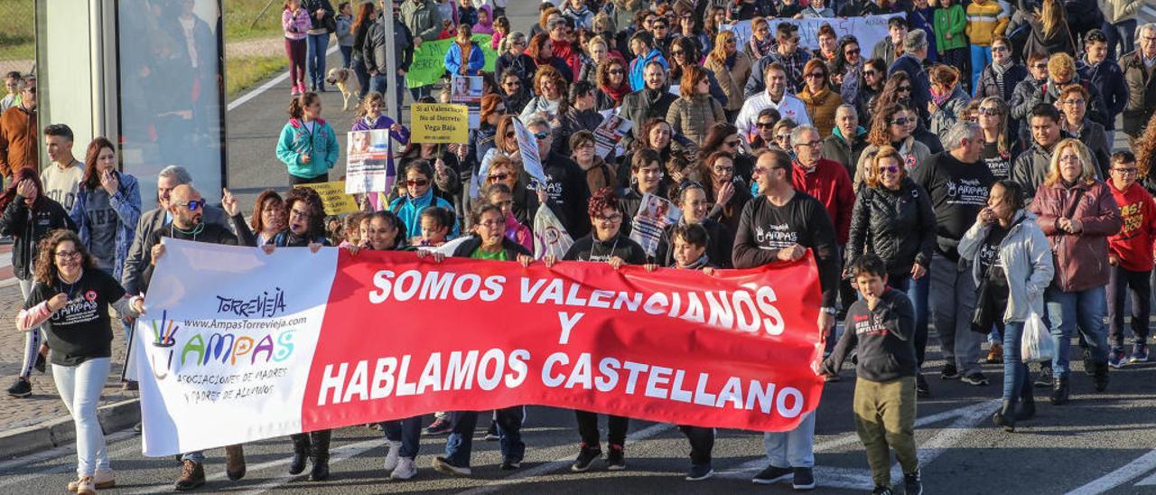 Protesta de padres contra la enseñanza en valenciano en Torrevieja.