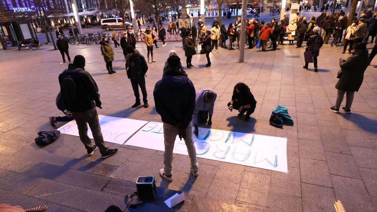 La protesta ha reunido a un centenar de personas en Plaza España.