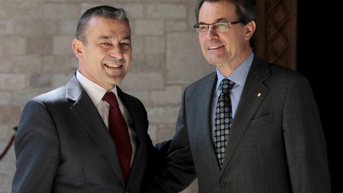 Artur Mas, junto a Paulino Rivero, antes de la reunión que han mantenido en el Palau de la Generalitat.