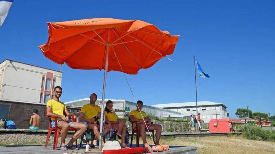 En cinco playas ya ondea la bandera azul, como en Rodeira, donde ayer fue retirada la vieja torreta de vigilancia. // G. Núñez