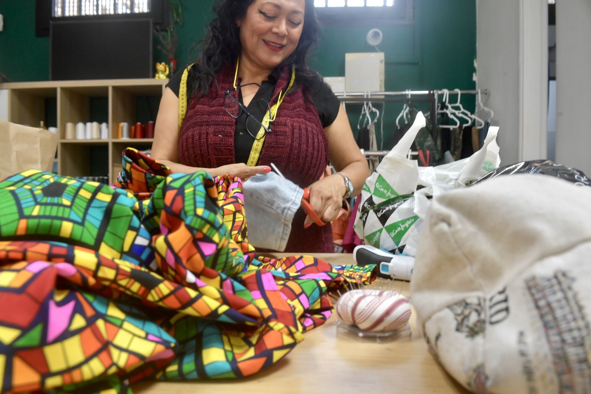 Confección de disfraces en el taller de costura Kallpa y puntos