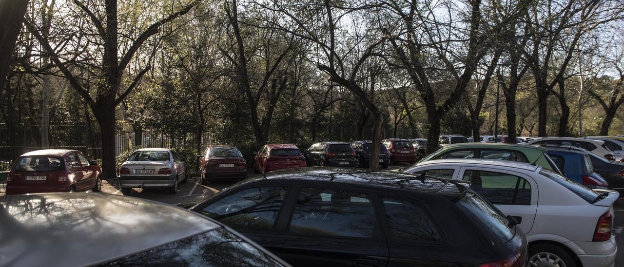 Vehículos estacionados, la tarde del martes, en el aparcamiento del parque del Príncipe que se pretende ampliar.
