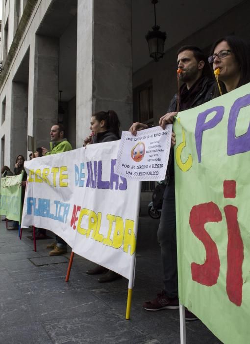 Protesta de los padres del Colegio El Bosquín del Entrego ante la Consejería de Educación