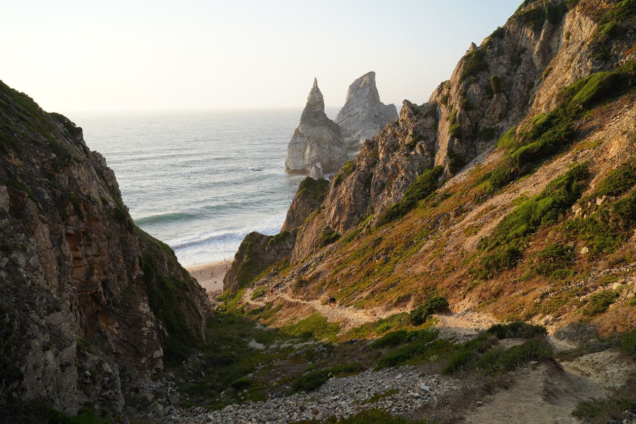 Sendero empinado hacia Praia da Ursa