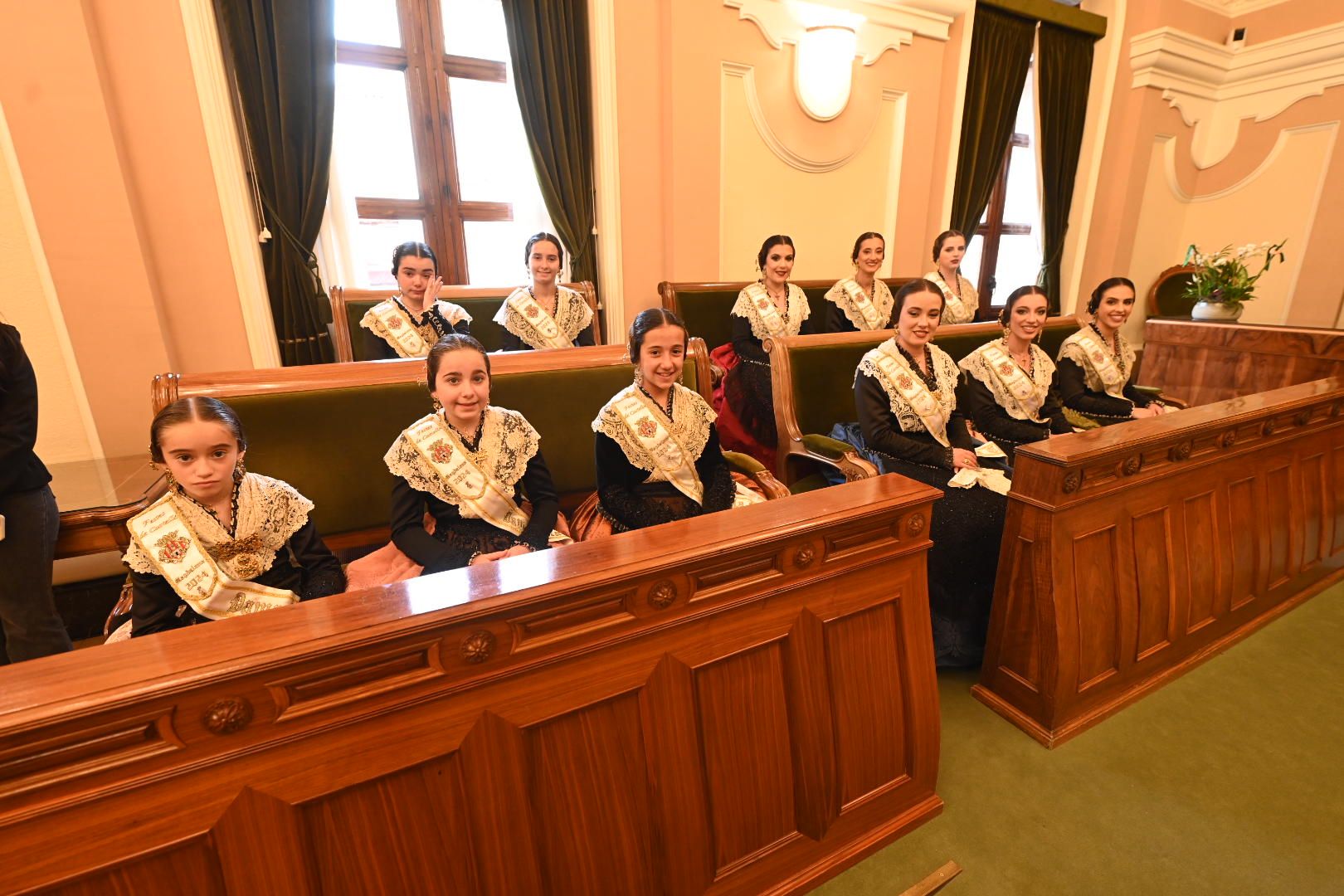 Galería de imágenes: Recepción de las reinas de los pueblos en el Ayuntamiento de Castelló