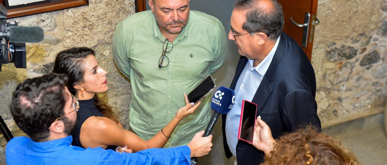 Momento de las declaraciones de José Jerez y Afonso, previo a la reunión.