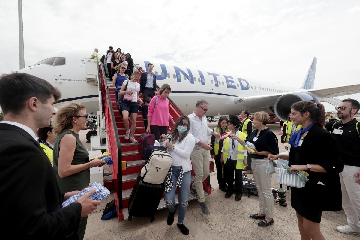 Pasajeros a su llegada al aeropuerto de Palma en el primer vuelo  de United desde Nueva York en junio del año pasado.