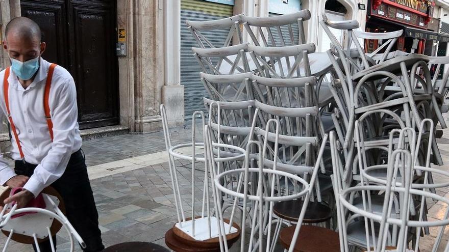 Recogen la terraza de un bar en el Centro antes de las 18.00 horas.