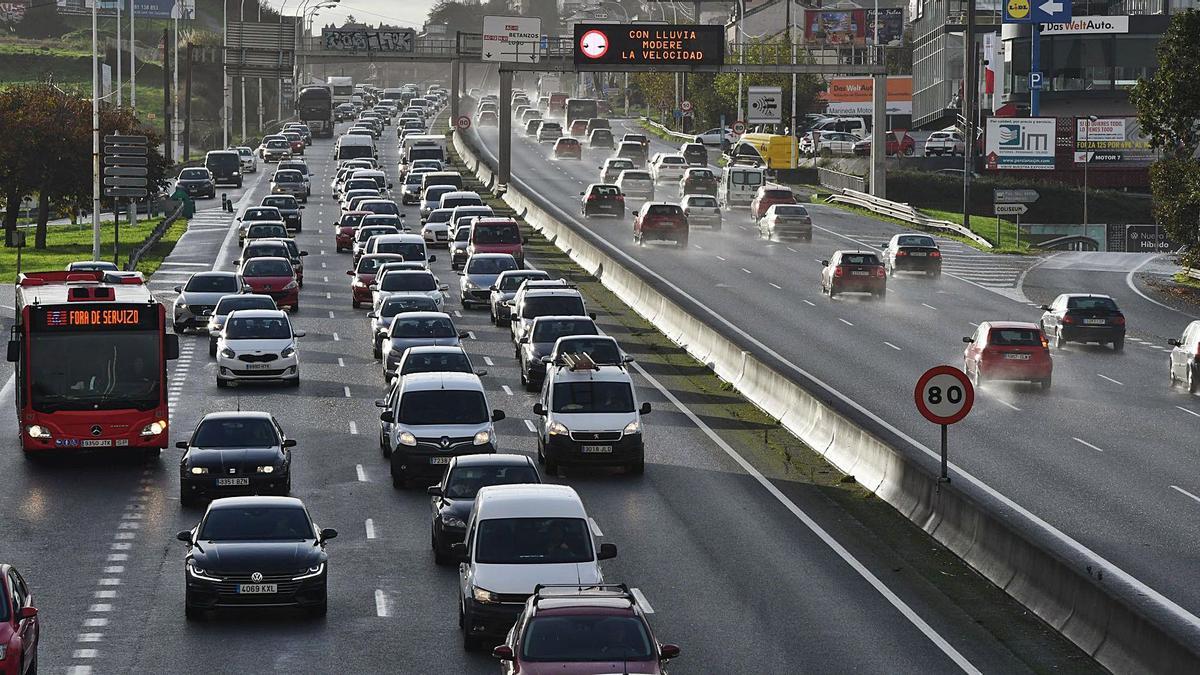 Atasco en el tramo de Alfonso Molina que será ampliado, motivado por un accidente de tráfico.   | // VÍCTOR ECHAVE