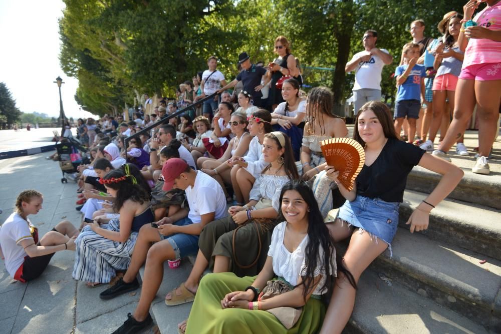 Miles de personas eligieron volver al medievo en Pontevedra en vez de refrescarse en la playa pese al calor extremo.