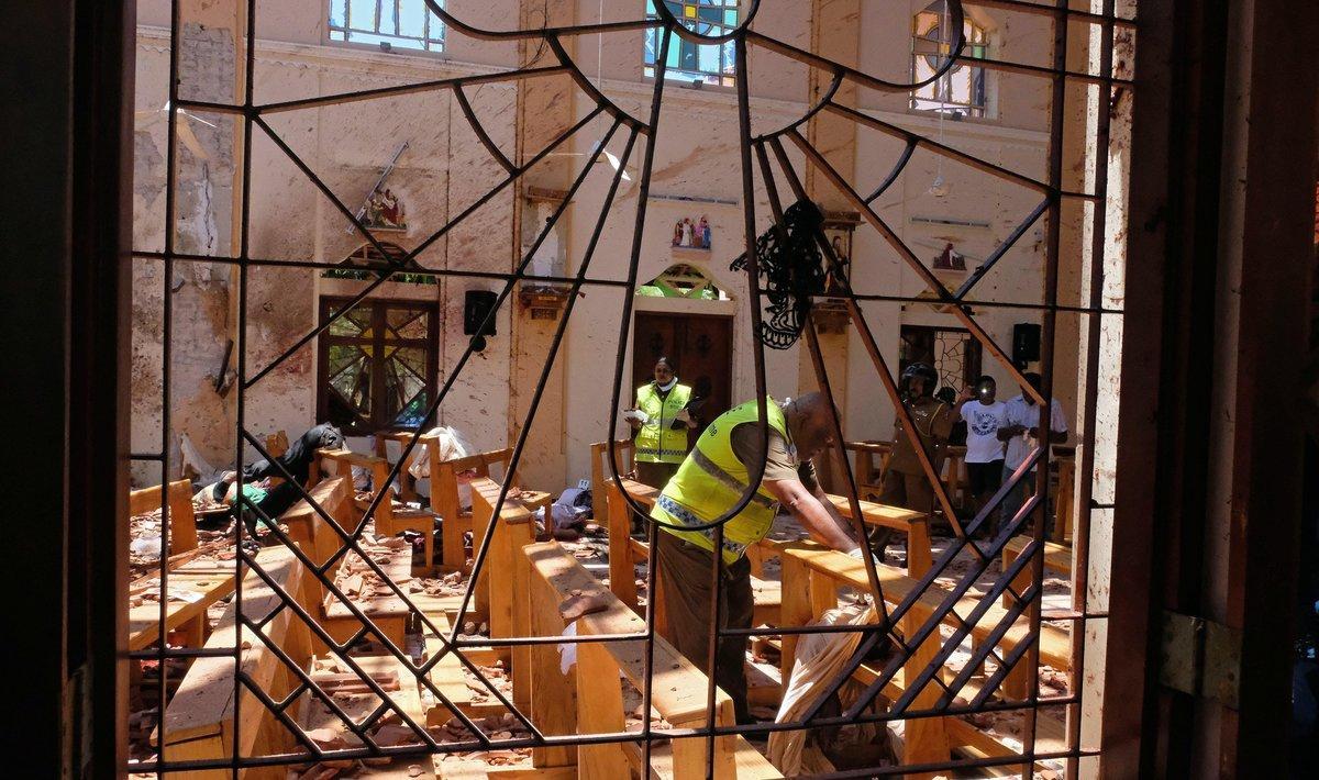 FOTODELDIA-EPA7658  COLOMBO  SRI LANKA   21 04 2019 - Policias inspeccionan los danos en la iglesia de San Sebastian tras un atentado este domingo en Negombo  cerca de Colombo  Sri Lanka   Sri Lanka vivio hoy un sangriento Domingo de Resurreccion con mas de 200 muertos  entre ellos una treintena de extranjeros  y 450 heridos  tras una serie de atentados que golpearon tres iglesias en las que los fieles celebraban la festividad cristiana  cuatro hoteles y un complejo residencial  EFE  Str ATENCION EDITORES  CONTENIDO GRAFICO