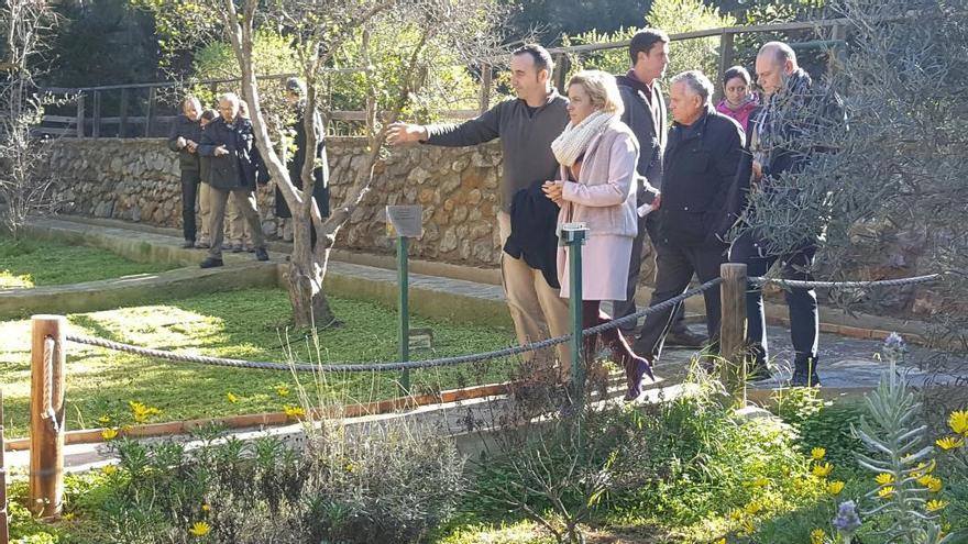 La consejera visita con representantes de Fundown el Arboretum de El Valle para informar del inicio de la campaña de concienciación contra el cambio climático