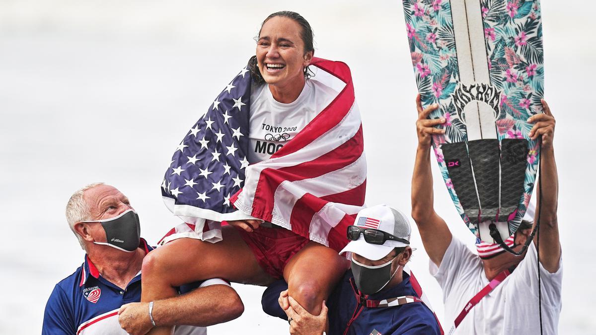 Carissa Moore logra la medalla de oro en surf.