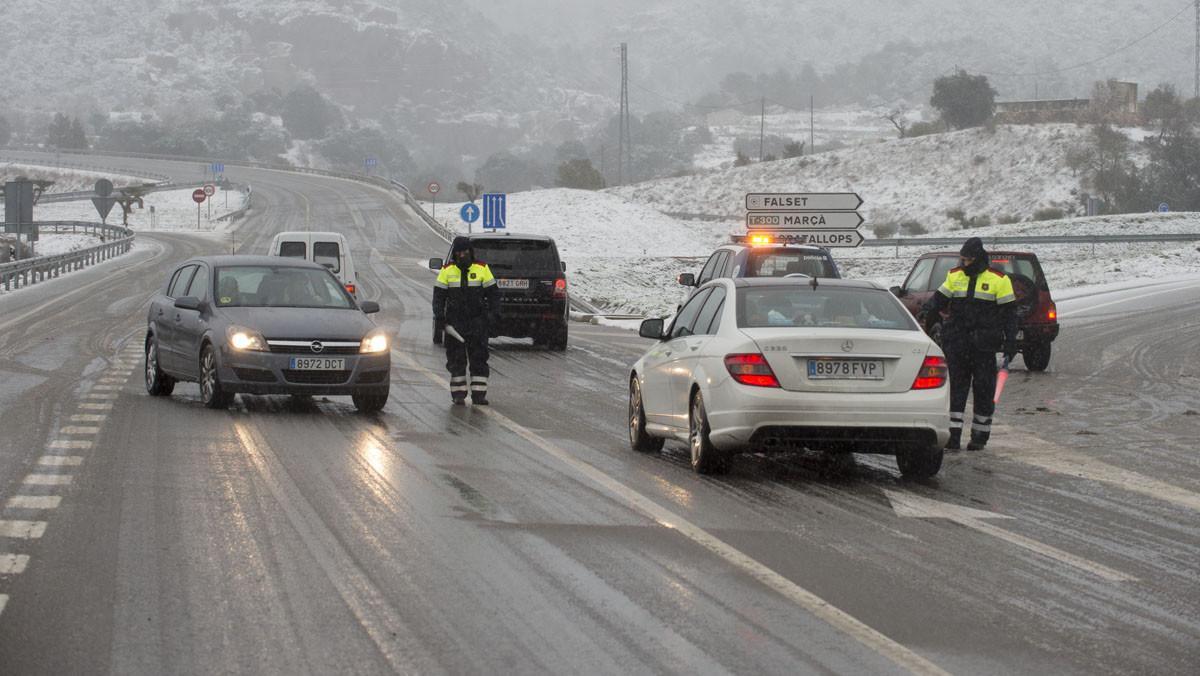 Temporal de neu. N-420 a l’altura de Falset, tallada.