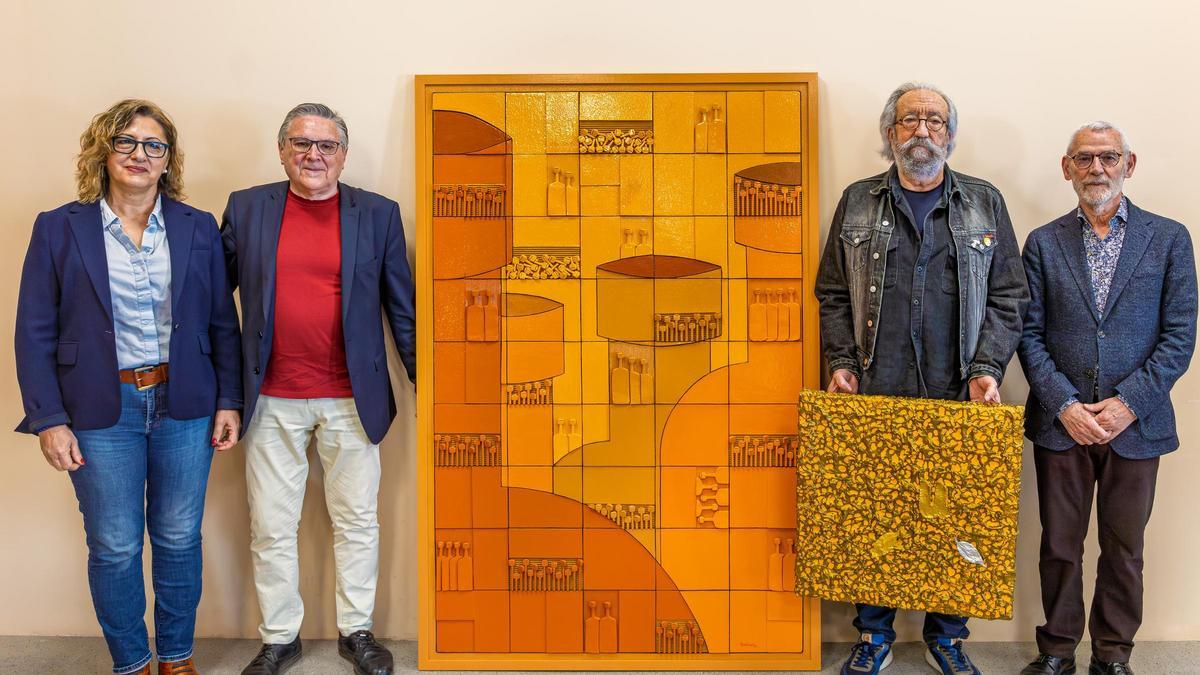 El alcalde Miguel Chavarría con los artistas en la donación de los cuadros.