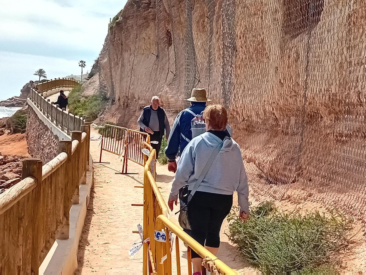 Dos tramos del Sendero Azul de Orihuela Costa "cortados": peligro de derrumbe