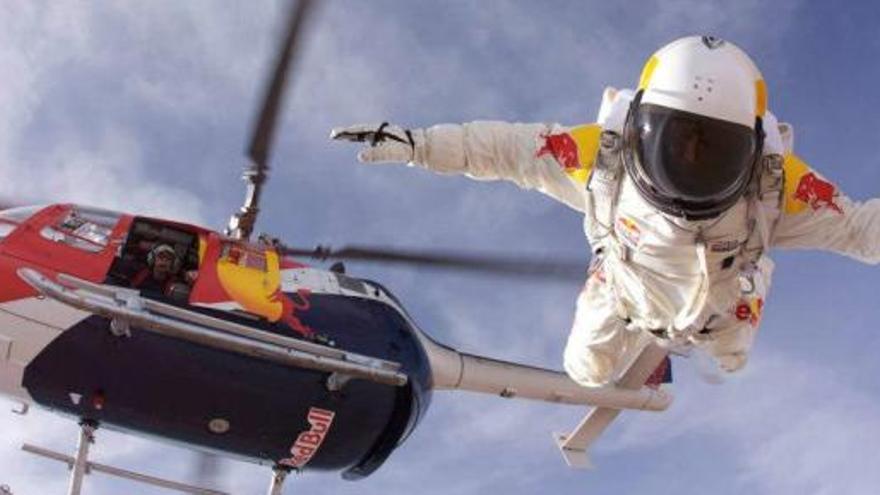 Felix Baumgartner ensaya su salto estratosférico.