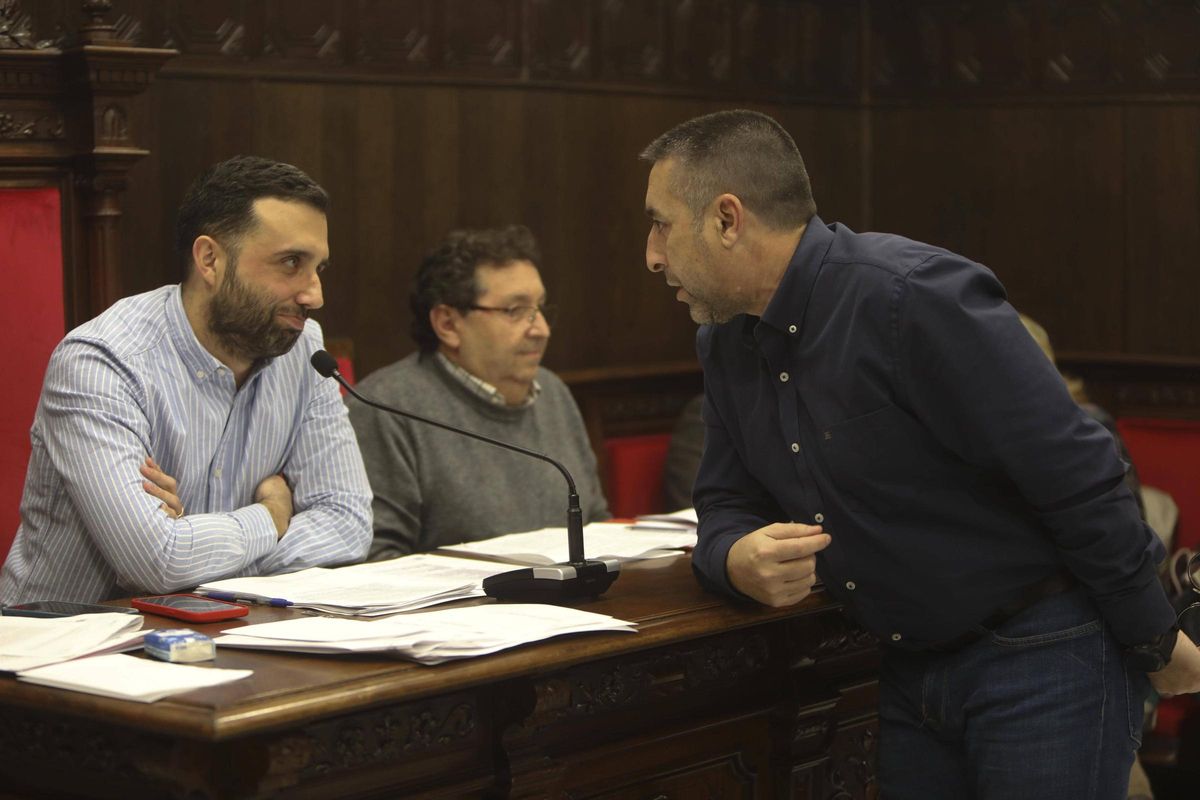El alcalde, Darío Moreno, y Javier Timón conversan durante un pleno.