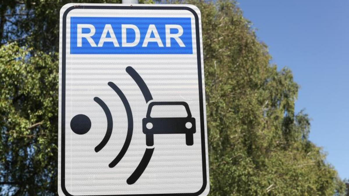 Señal indicativa de un radar en una carretera.