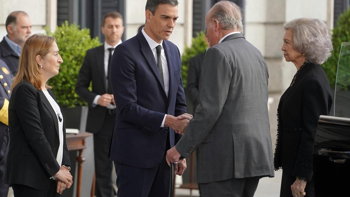 Pedro Sánchez saluda a Juan Carlos I a su llegada a la capilla ardiente de Rubalcaba