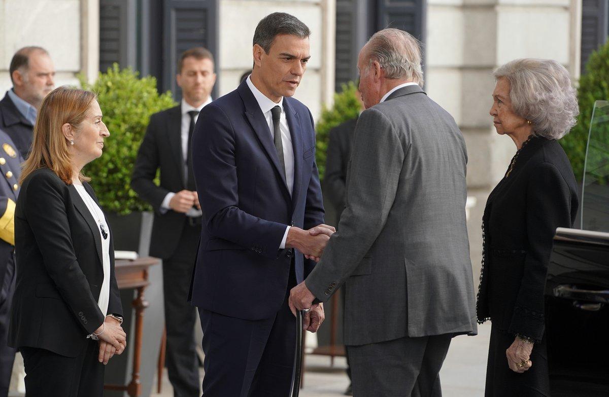 Pedro Sánchez saluda al rey emérito a su llegada a la capilla ardiente.