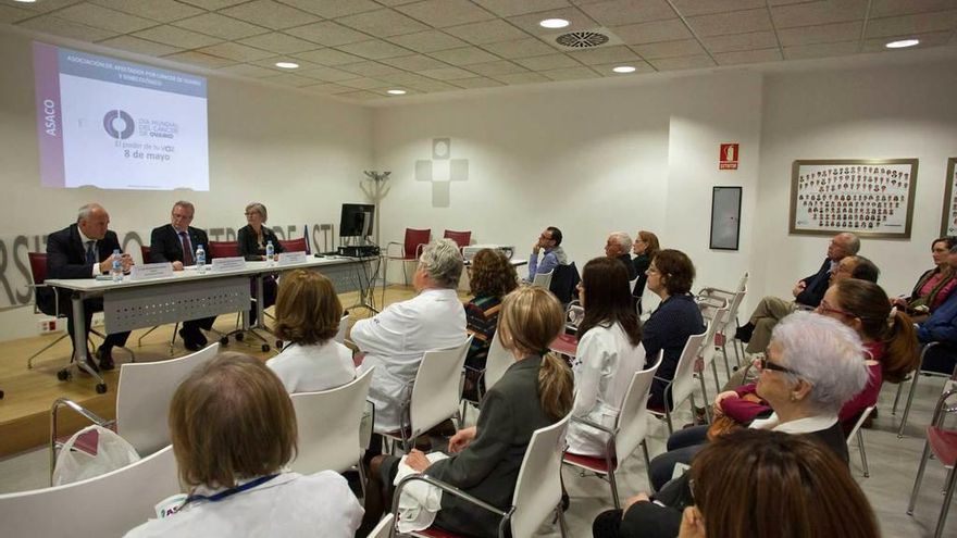 En la mesa, de izquierda a derecha, Luis Hevia, Francisco del Busto y Pilar Antoñanzas.