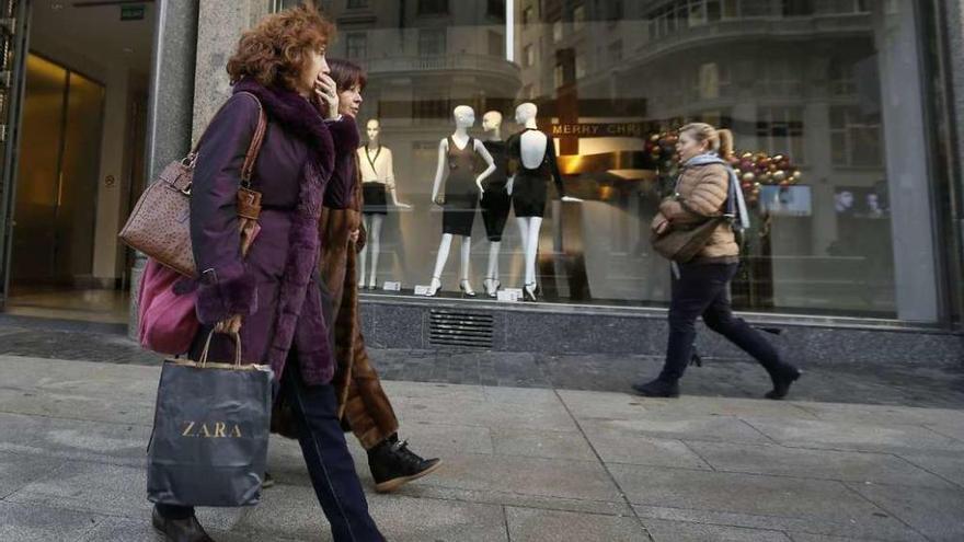 Varias mujeres transitan ante una tienda de Zara en Madrid.