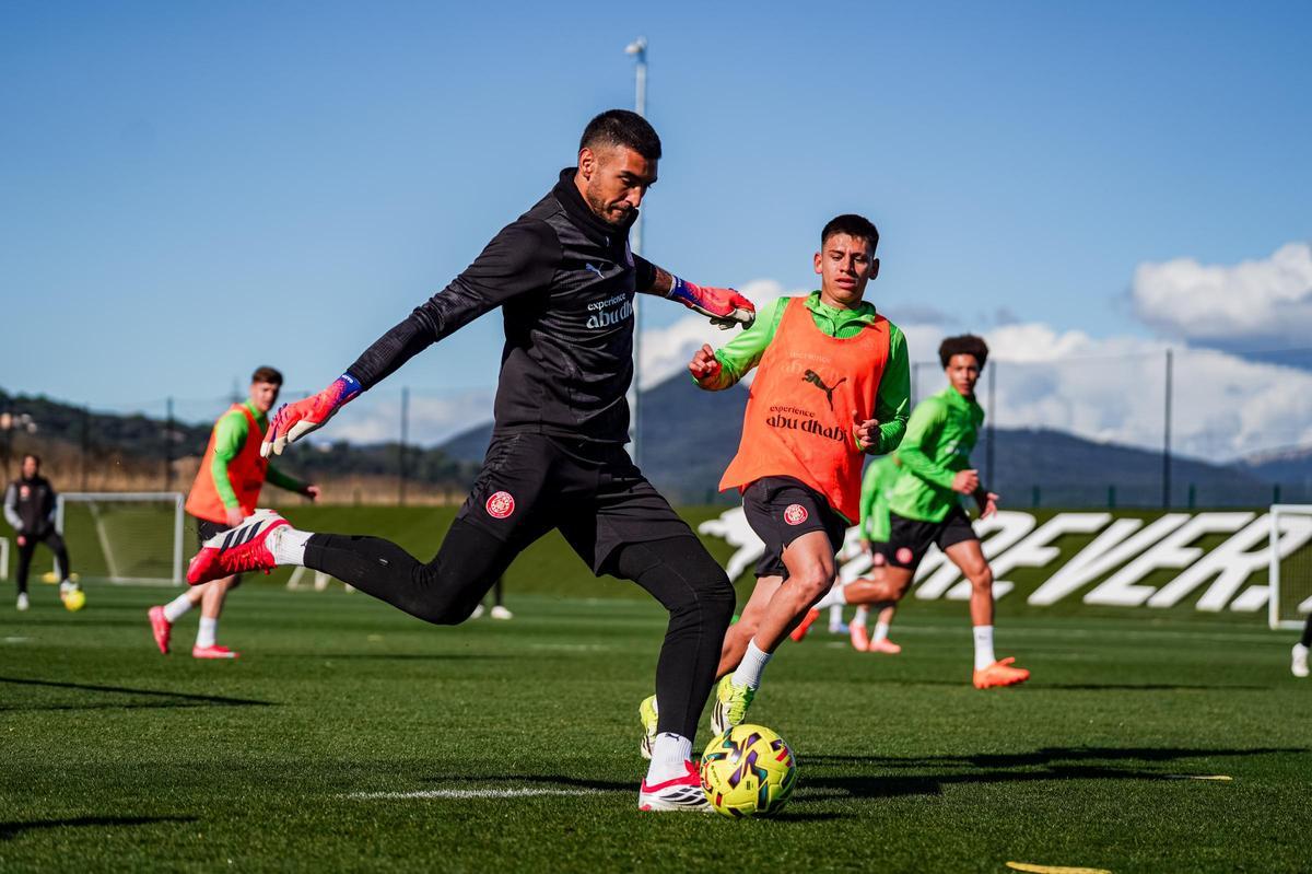Gazzaniga fa un xut en l’últim entrenament a La Massana abans del Sevilla-Girona.