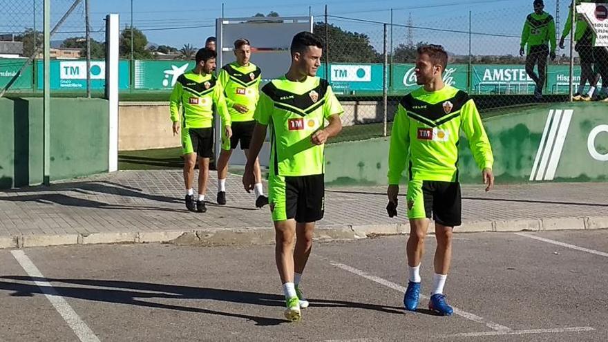 Los jugadores del Elche abandonan el campo anexo tras el entrenamiento