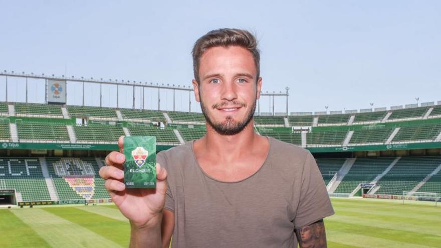 Saúl Ñíguez con su abono del Elche CF