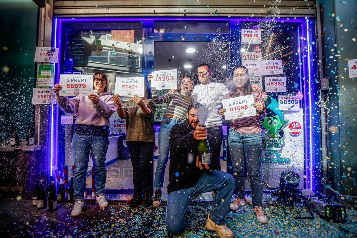 Un lotero de Las Arenas vende cuatro quintos premios de la Lotería de Navidad