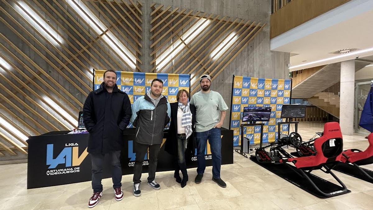 La edil con miembros de la Corporación