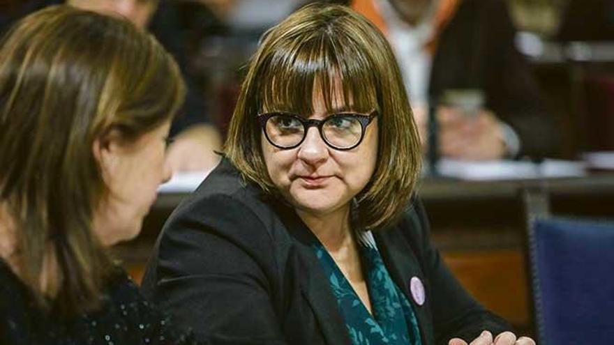 Bel Busquets junto a Francina Armengol durante un pleno del Parlament .