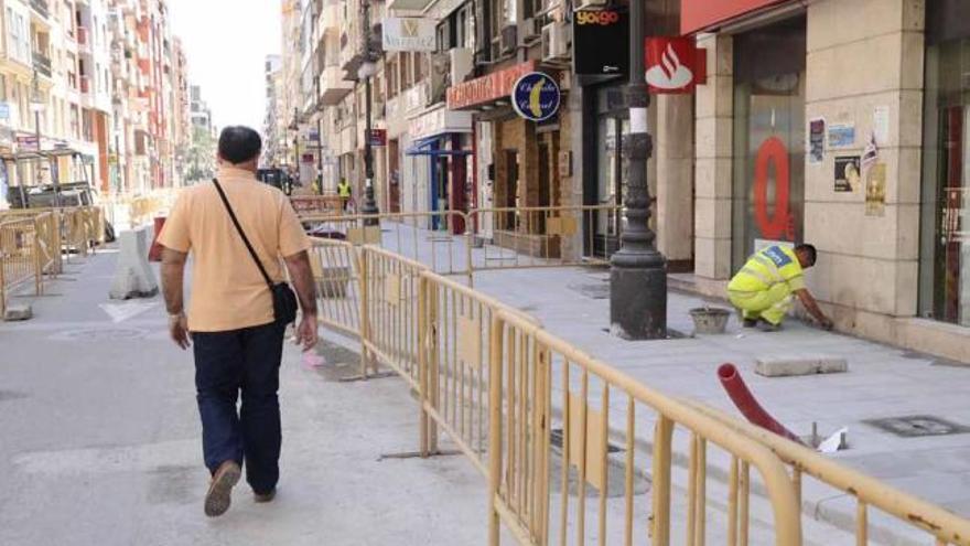 Ayer, solo cuatro operarios trabajaban en la puesta del pavimento.