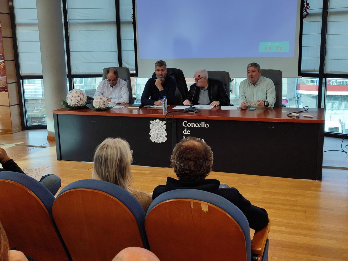 Gustavo Santos (2º izda.) en la asamblea de aprobación del proyecto para el nuevo edificio.