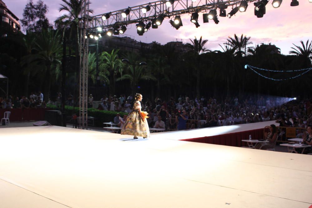 Desfile infantil en Malvarrosa-Cabanyal-Beteró... con el escenario totalmente vacío...