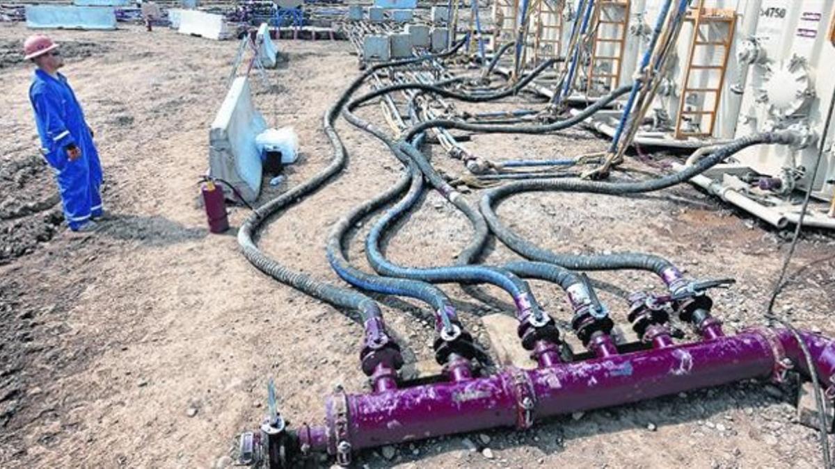 'Fracking' 8 Un trabajador observa una de las máquinas de fracturación hidráulica en Rifle (Colorado).