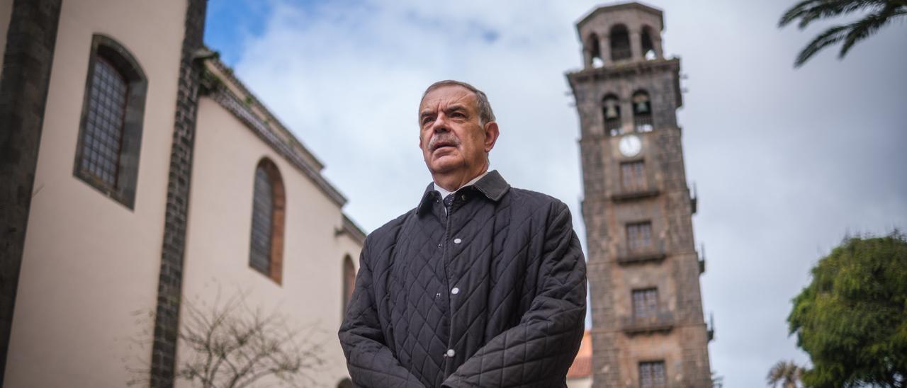 Juan Antonio Pérez posa ante la torre de La Concepción.