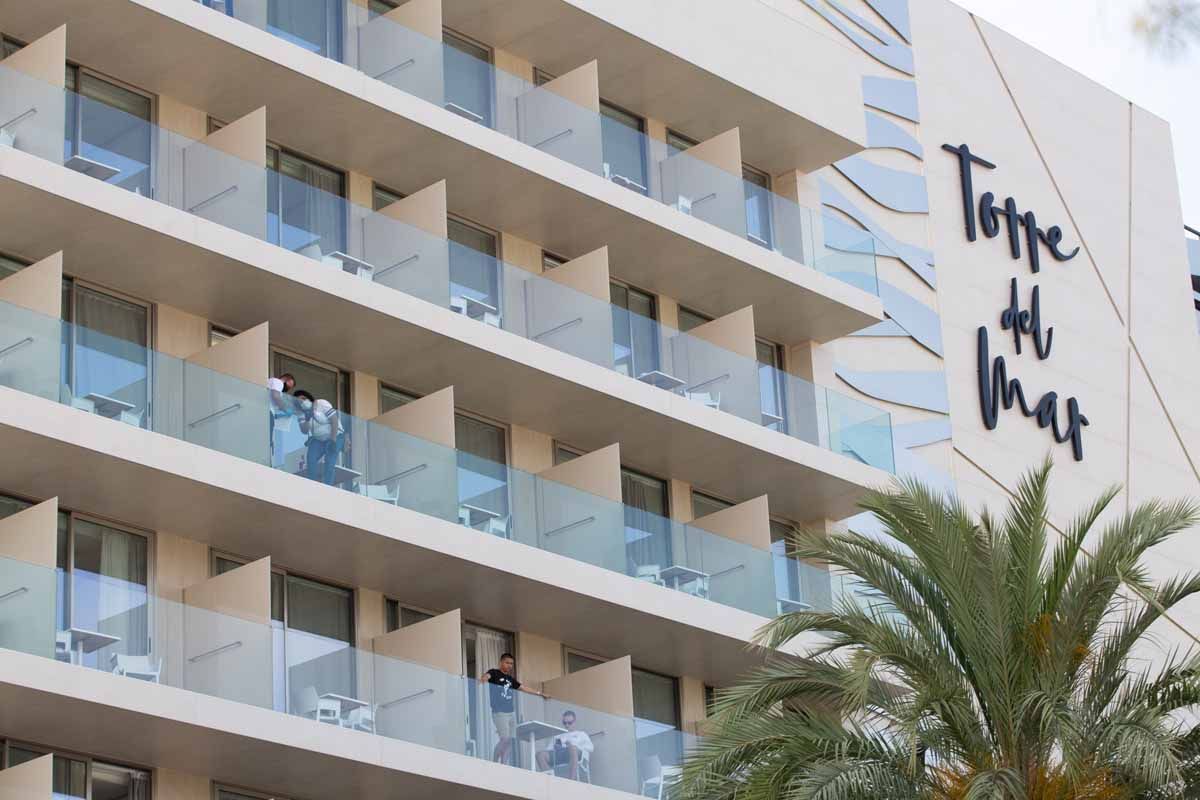 Violencia maschista: Un joven mata a su pareja arrojándola por el balcón de un hotel de Ibiza y luego se suicida