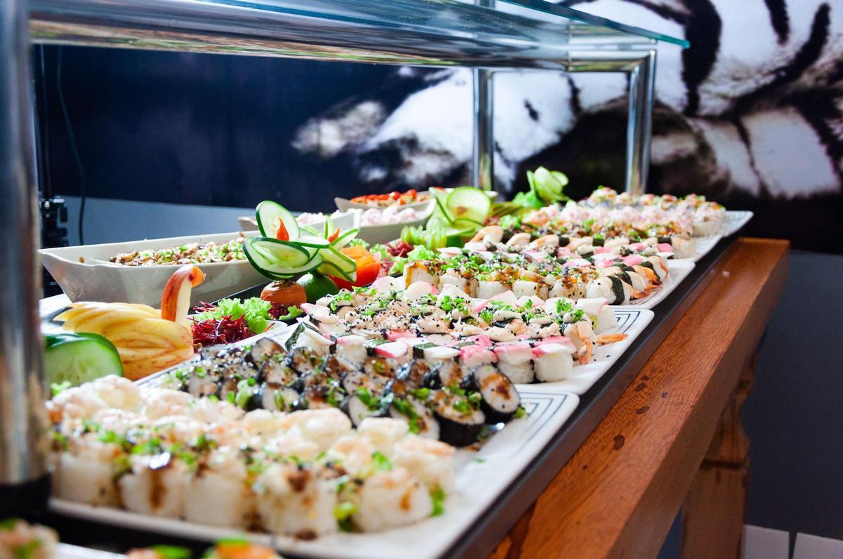 Imagen de un buffet libre de sushi, una de las opciones más de moda para la comida japonesa.